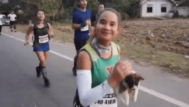 Photo of Marathon Runner Finds Aband0ned Puppy Halfway Through Race And Carries Him For 19 Miles